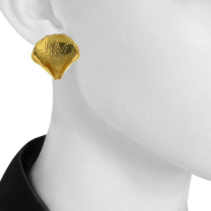 Paire de clips d'oreilles époque années 70 Tiffany & Co en or jaune - Detail D1