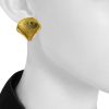 Paire de clips d'oreilles époque années 70 Tiffany & Co en or jaune - Detail D1 thumbnail