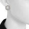 Paire de boucles d'oreilles époque années 60 Vintage en or jaune,  or blanc et diamants - Detail D1 thumbnail