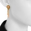 Paire de boucles d'oreilles époque années 70 Vintage en or jaune et corail rose - Detail D1 thumbnail