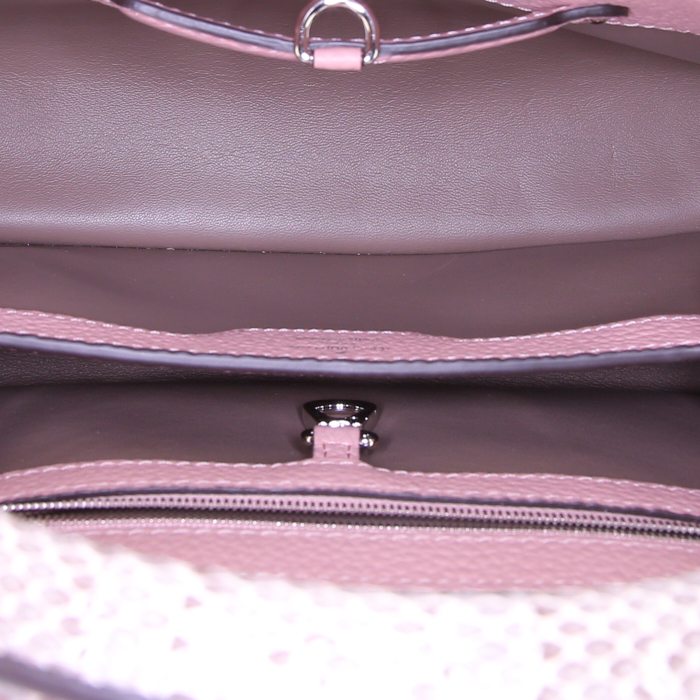 Bolso de mano Louis Vuitton Capucines en cuero granulado color rosa claro - Detail D3
