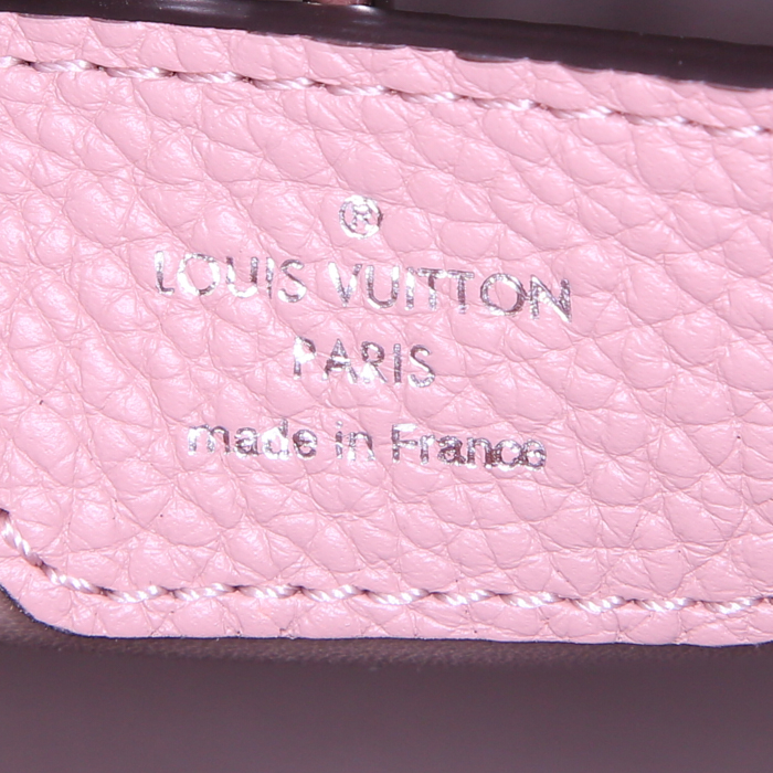 Bolso de mano Louis Vuitton Capucines en cuero granulado color rosa claro - Detail D4