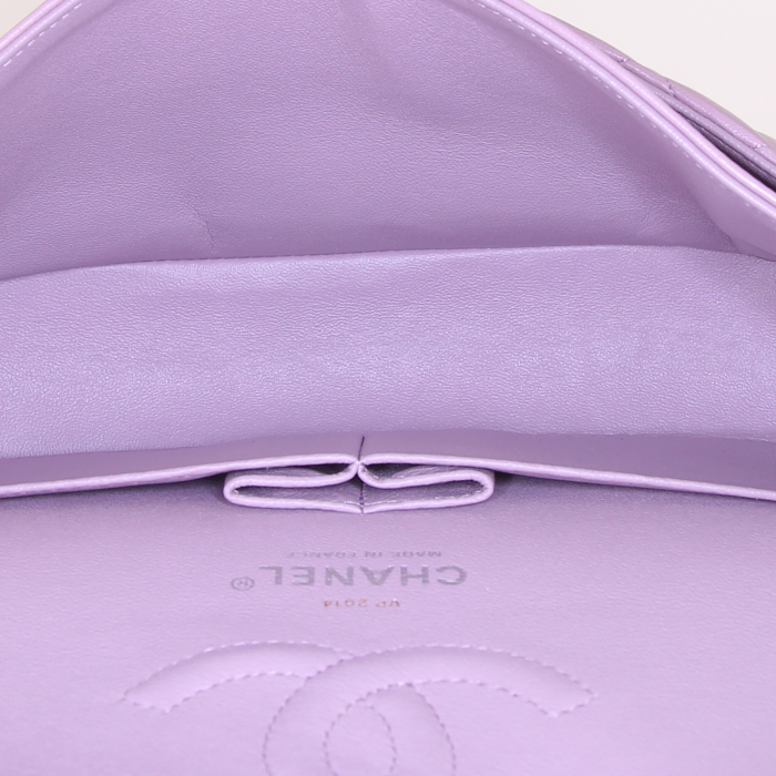 Bolso de mano Chanel Timeless en cuero acolchado color lila - Detail D3
