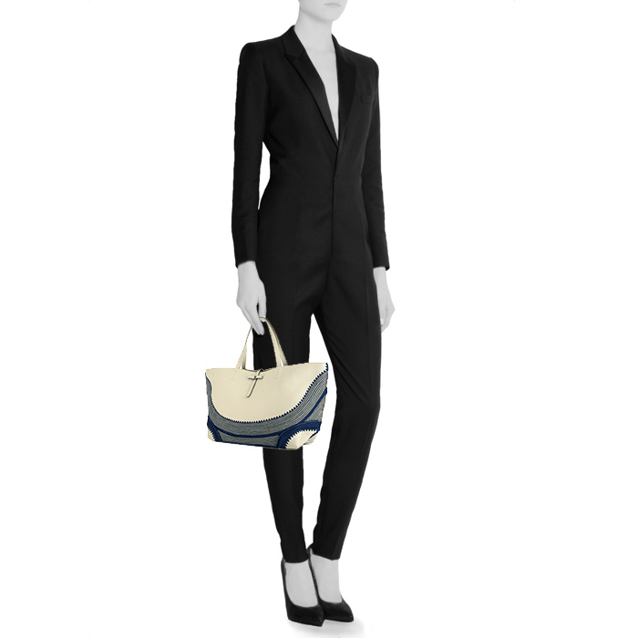 Shopping bag Salvatore Ferragamo Vara in pelle bianca e rafia blu - Detail D1