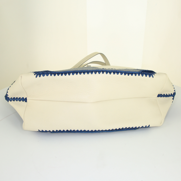 Shopping bag Salvatore Ferragamo Vara in pelle bianca e rafia blu - Detail D4