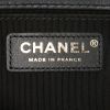 Borsa a tracolla Chanel Boy in pelle trapuntata nera e profili bianchi - Detail D4 thumbnail