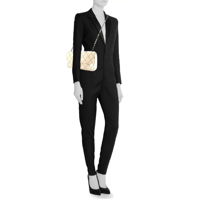 Chanel Baguette bag worn on the shoulder or carried in the hand in cream color quilted leather - Detail D2