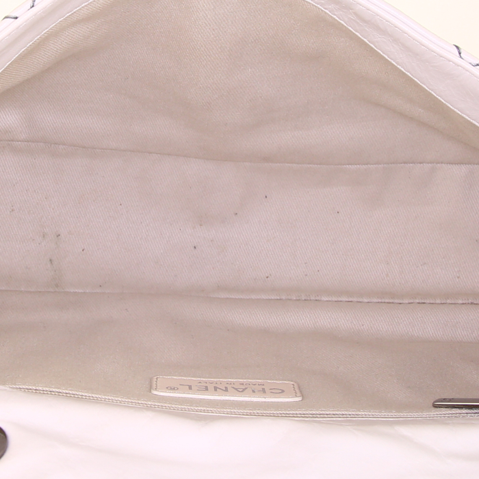 Chanel Baguette bag worn on the shoulder or carried in the hand in cream color quilted leather - Detail D3