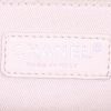 Bolso para llevar al hombro o en la mano Chanel Baguette en cuero acolchado color crema - Detail D4 thumbnail