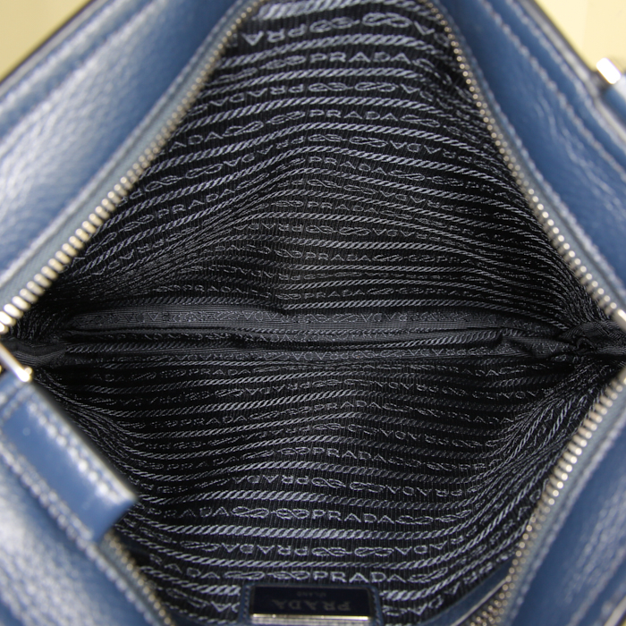 Sac bandoulière Prada en cuir bleu-marine et toile noire - Detail D2