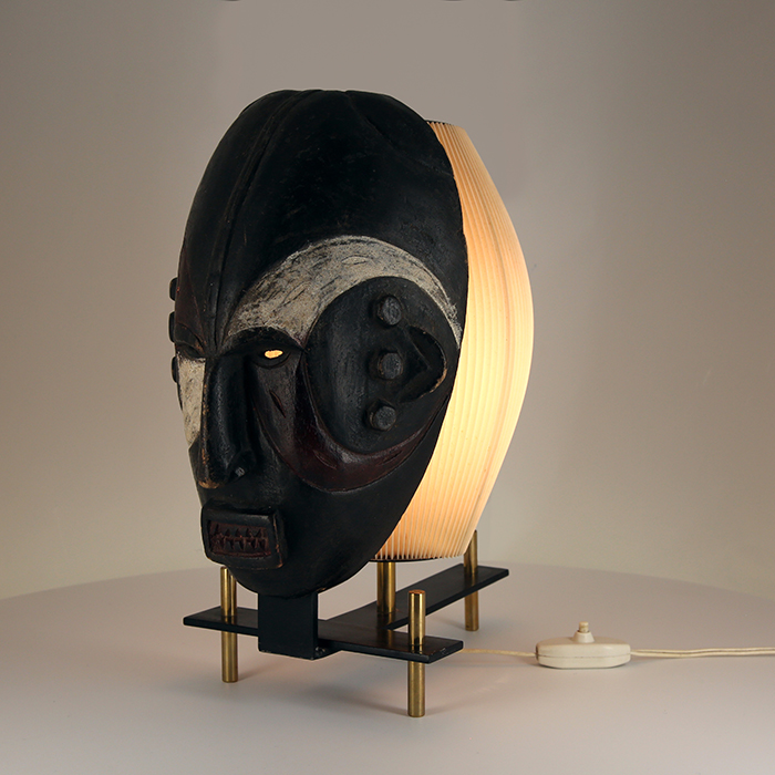 Lampe-masque africain en bois peint, années 1940