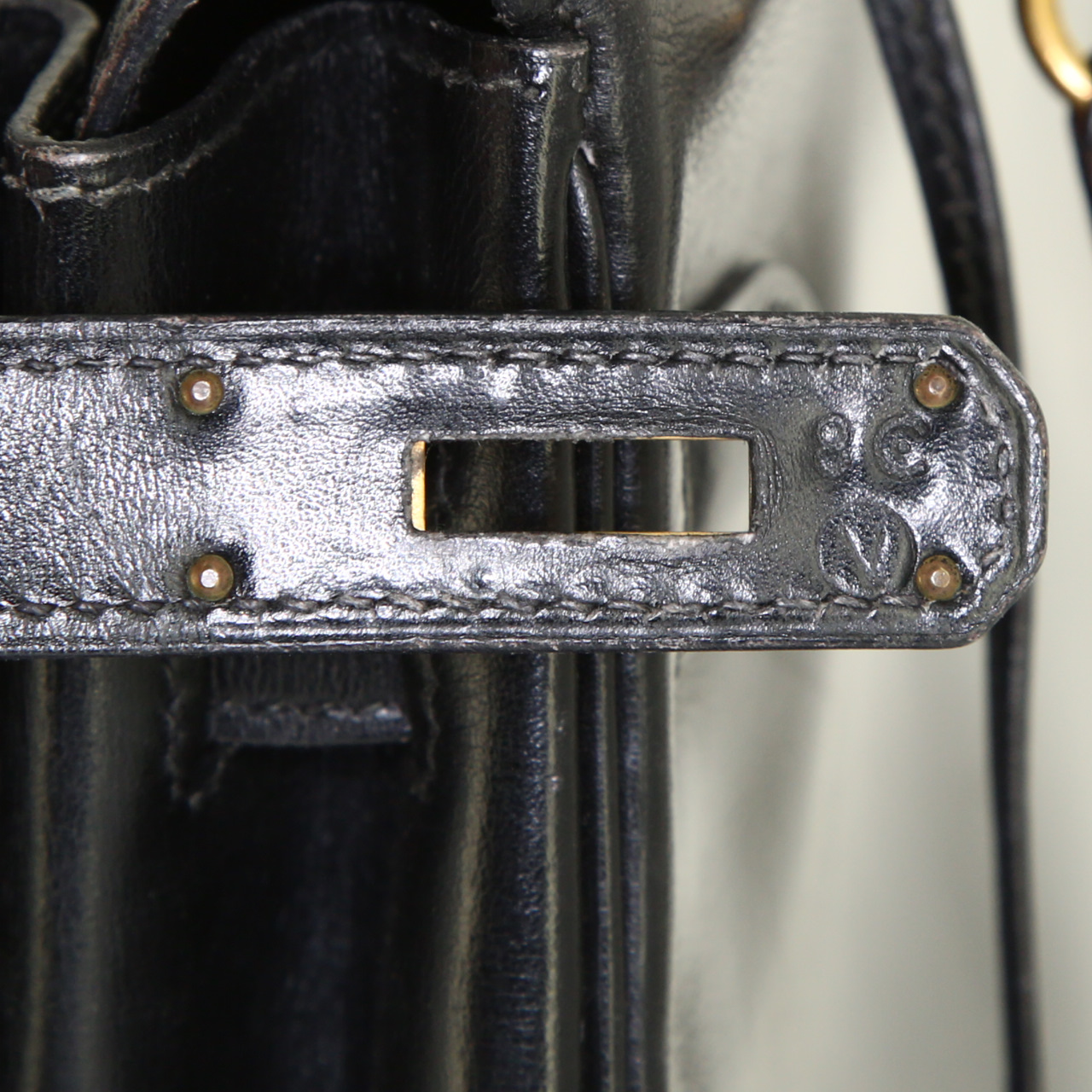 Sac à main Hermes Kelly 32 cm en cuir box noir - Detail D5