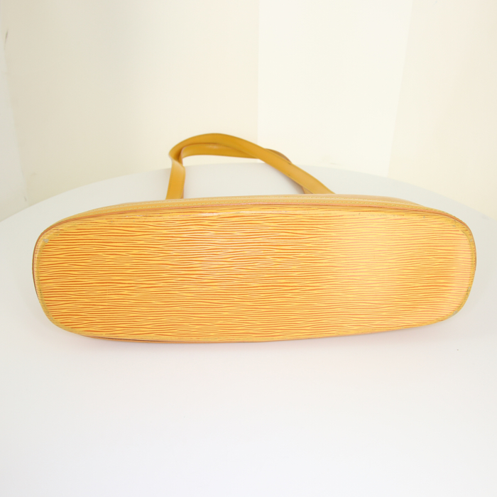 Louis Vuitton Lussac handbag in yellow epi leather - Detail D4