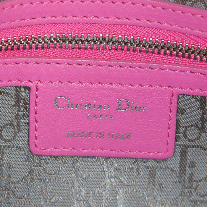 Sac à main Dior Lady Dior grand modèle en cuir cannage rose - Detail D4