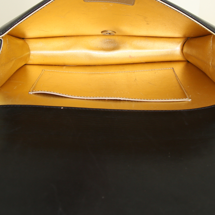 Chanel Boy shoulder bag in black, cream color and gold leather - Detail D3