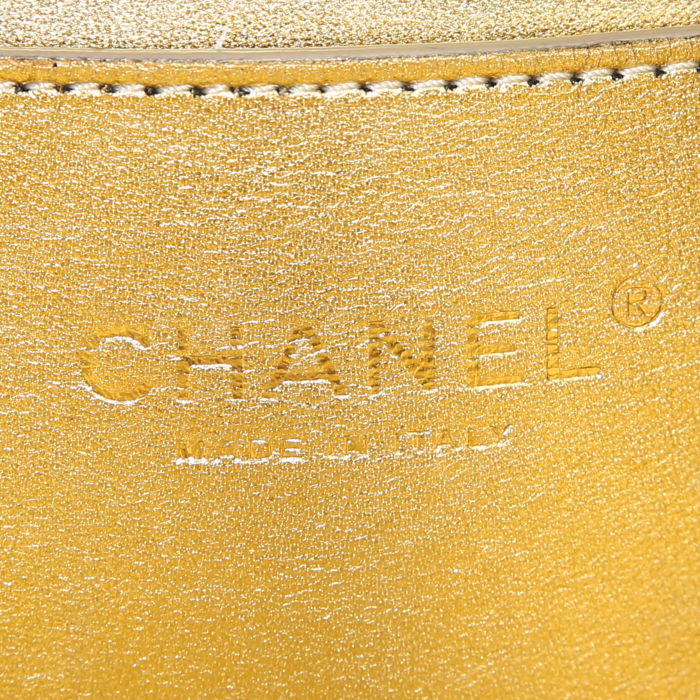 Chanel Boy shoulder bag in black, cream color and gold leather - Detail D4