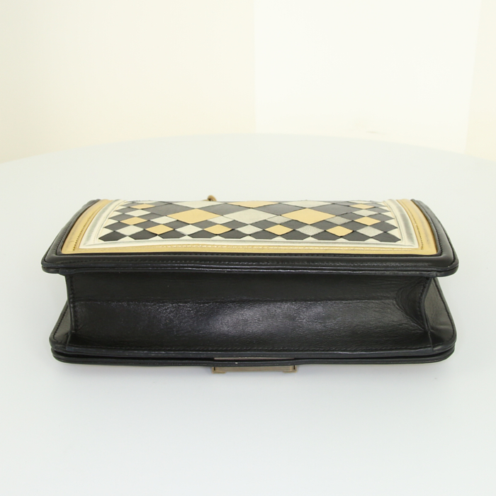 Borsa a tracolla Chanel Boy in pelle nera color crema e dorata a scacchi - Detail D5