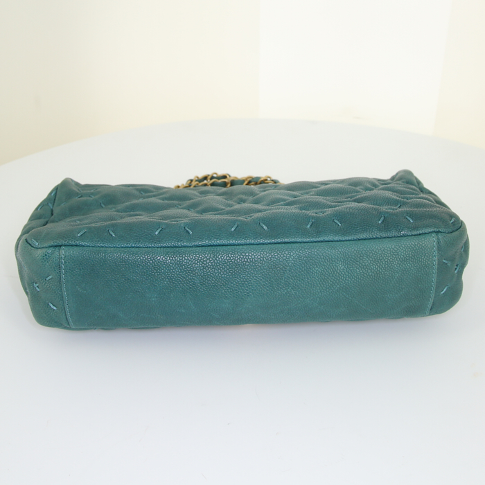 Sac bandoulière Chanel Baguette en cuir matelassé vert - Detail D5