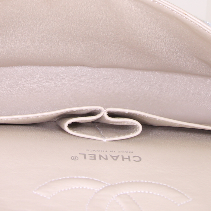 Bolso para llevar al hombro o en la mano Chanel Timeless Classic en tweed acolchado beige y blanco - Detail D3