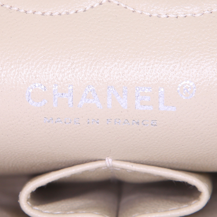 Bolso para llevar al hombro o en la mano Chanel Timeless Classic en tweed acolchado beige y blanco - Detail D4