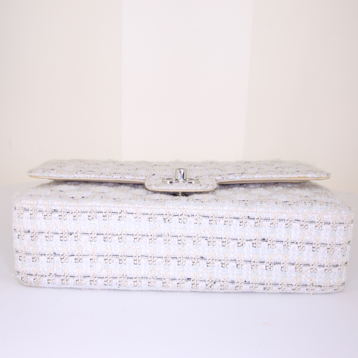 Chanel Timeless Classic bag worn on the shoulder or carried in the hand in beige and white quilted tweed - Detail D5