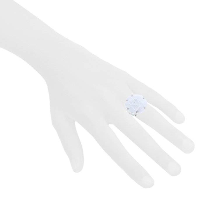 Bague Chanel Camelia grand modèle en or blanc et agate blanche - Detail D1