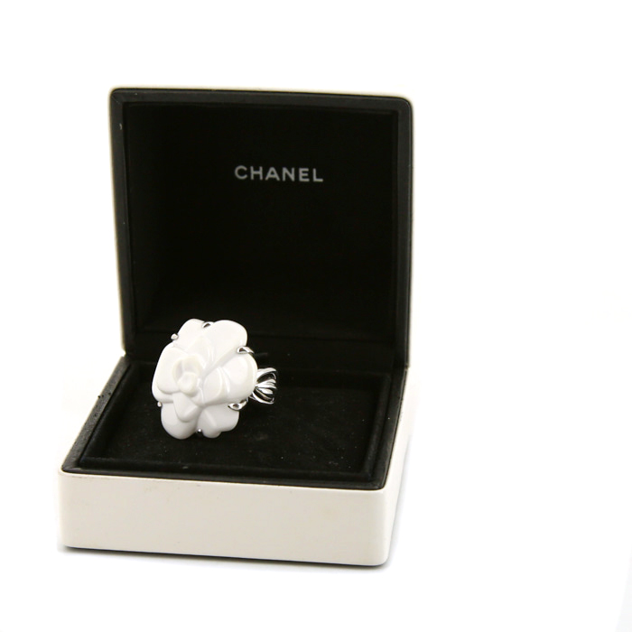 Bague Chanel Camelia grand modèle en or blanc et agate blanche - Detail D2