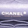 Sac bandoulière Chanel Timeless jumbo en cuir matelassé chevrons noir - Detail D4 thumbnail
