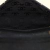 Bolso para llevar al hombro Chanel Vintage en cuero acolchado negro - Detail D3 thumbnail