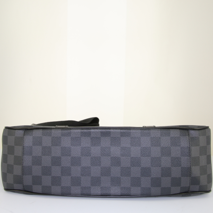 Louis Vuitton Tadao messenger bag in grey damier canvas and black leather - Detail D5