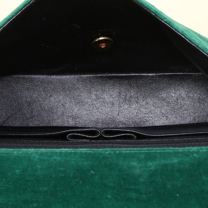 Chanel Timeless Classic bag worn on the shoulder or carried in the hand in green velvet - Detail D3