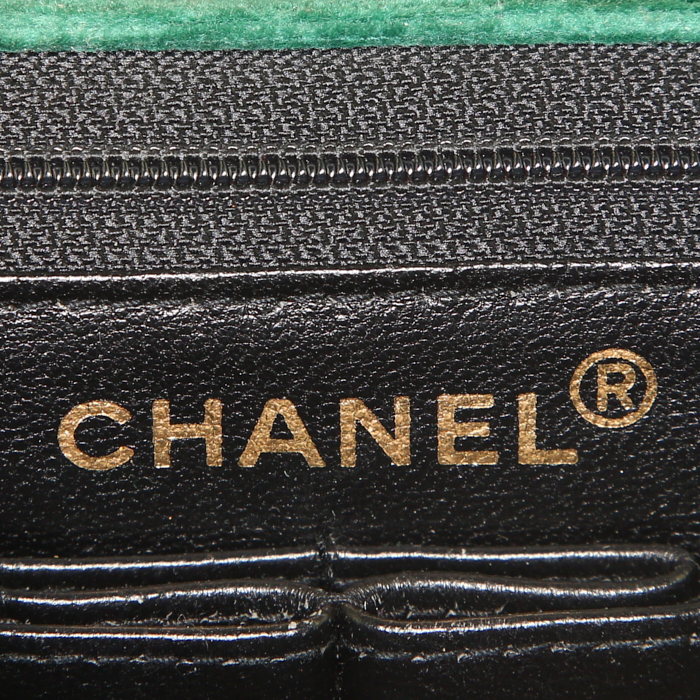 Chanel Timeless Classic bag worn on the shoulder or carried in the hand in green velvet - Detail D4