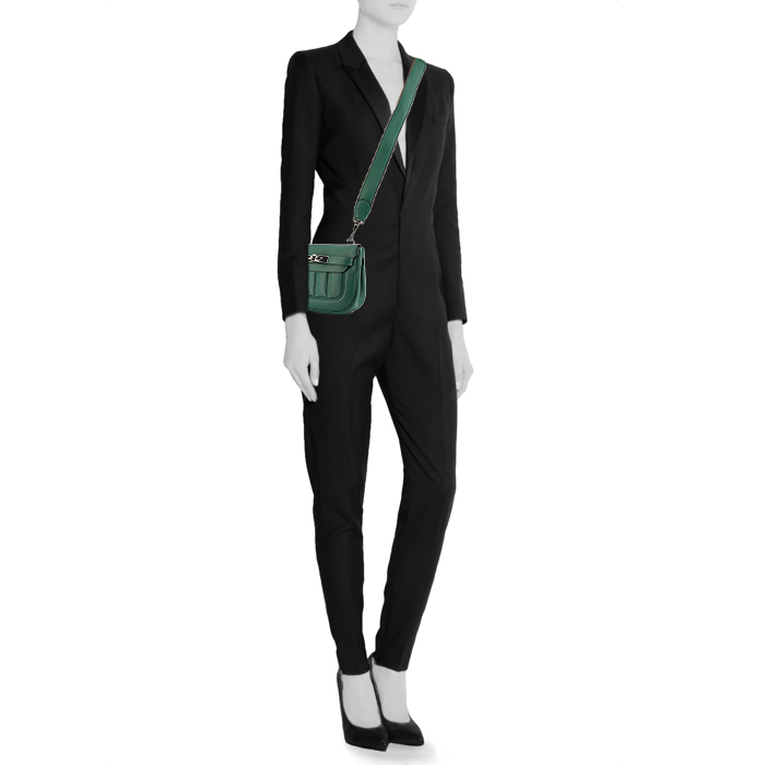 Sac bandoulière Hermès Berline petit modèle en cuir vert - Detail D1