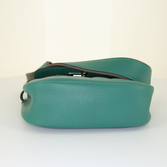 Sac bandoulière Hermès Berline petit modèle en cuir vert - Detail D5