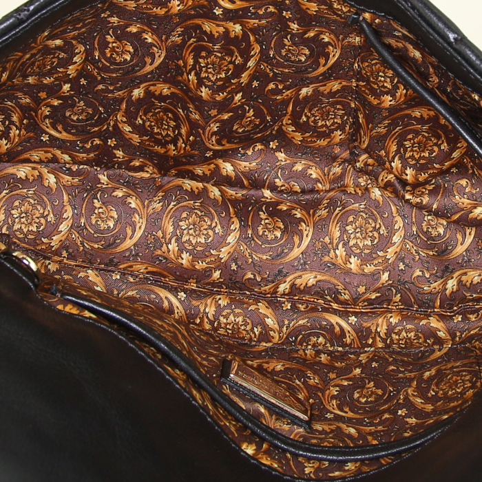 Versace Icone bag worn on the shoulder or carried in the hand in black quilted leather - Detail D2