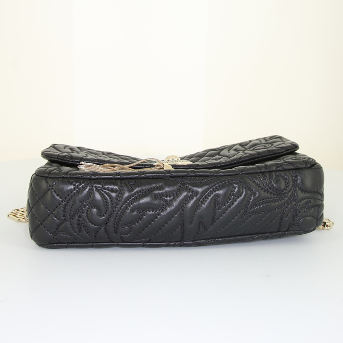 Versace Icone bag worn on the shoulder or carried in the hand in black quilted leather - Detail D4