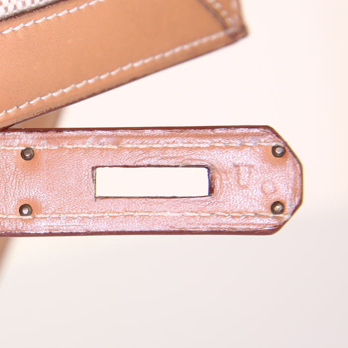 Bolso de mano Hermes Kelly 35 cm en cuero swift color oro y lona beige - Detail D5