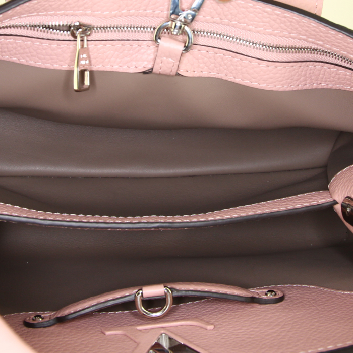 Louis Vuitton Capucines small model handbag in pink grained leather - Detail D3
