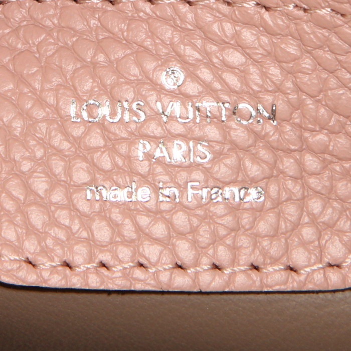 Borsa Louis Vuitton Capucines modello piccolo in pelle martellata rosa - Detail D4