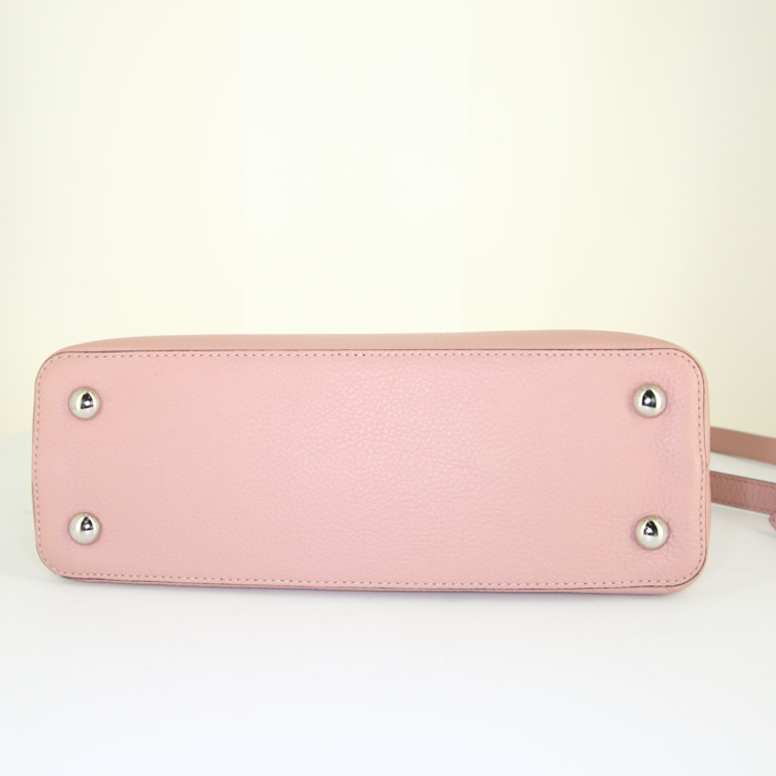 Louis Vuitton Capucines small model handbag in pink grained leather - Detail D5