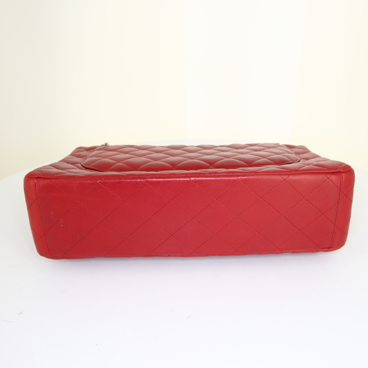 Sac à main Chanel Timeless Maxi Jumbo en cuir matelassé rouge - Detail D5