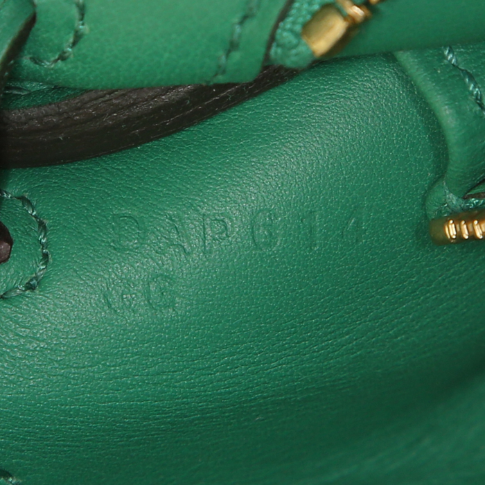 Bolso de mano Hermes Kelly 25 cm en cuero swift verde - Detail D5