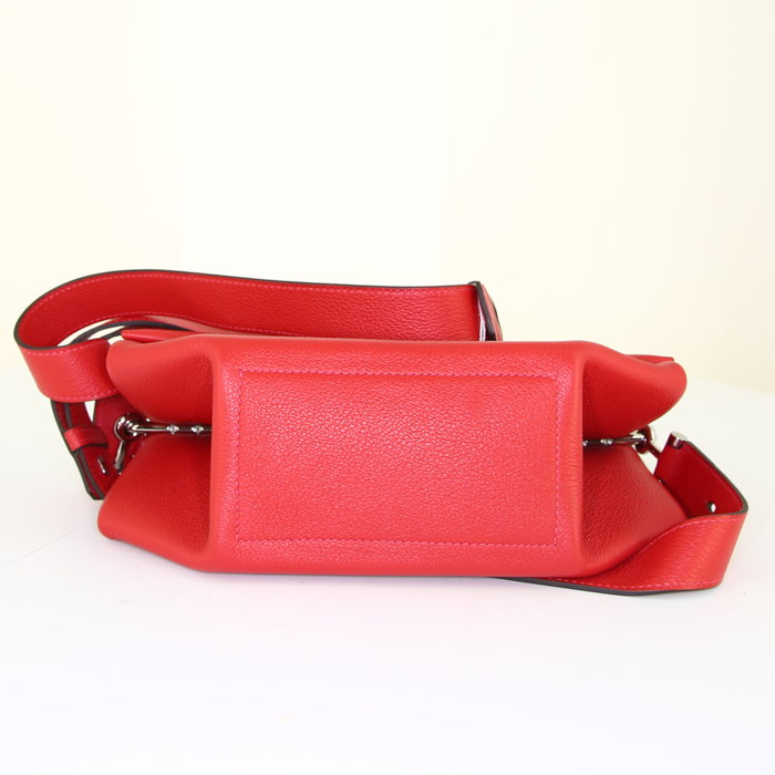 Bolso bandolera Hermès Opli en cuero rojo - Detail D5