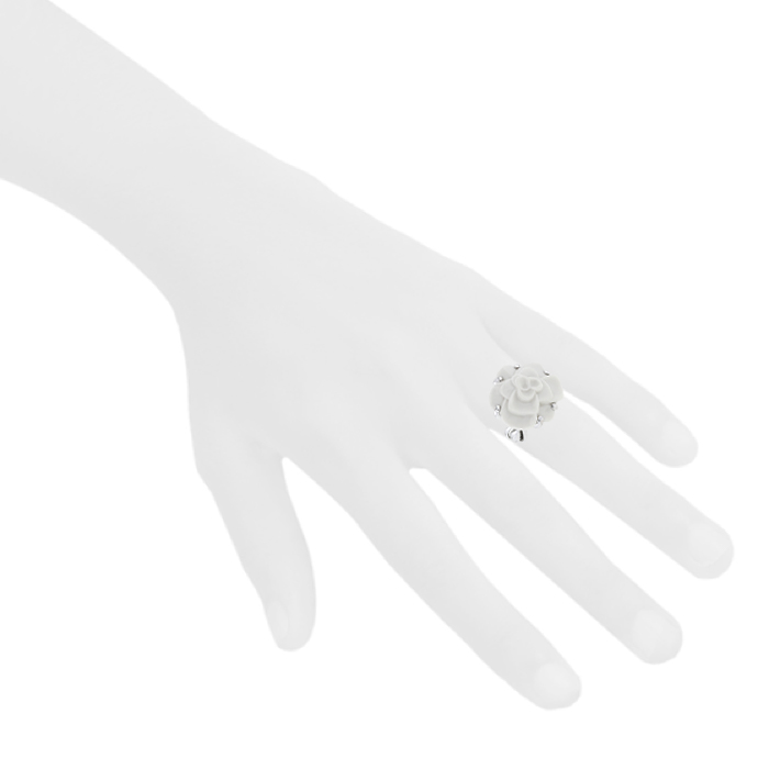 Bague Chanel Camelia moyen modèle en agate et or blanc - Detail D1