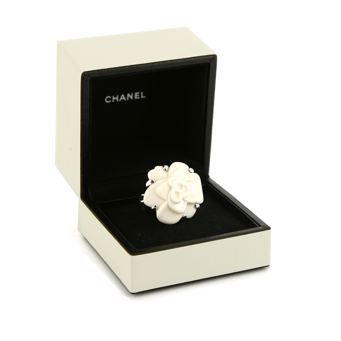 Bague Chanel Camelia moyen modèle en agate et or blanc - Detail D2