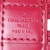 Sac bandoulière Louis Vuitton Alma BB en cuir épi rose - Detail D4 thumbnail
