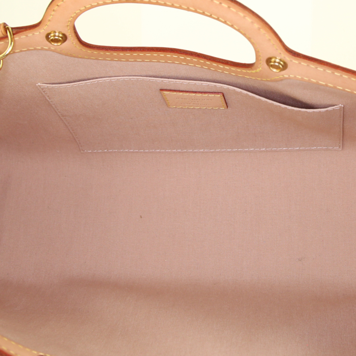 Bolso de mano Louis Vuitton Roxbury en charol Monogram rosa y cuero natural - Detail D3