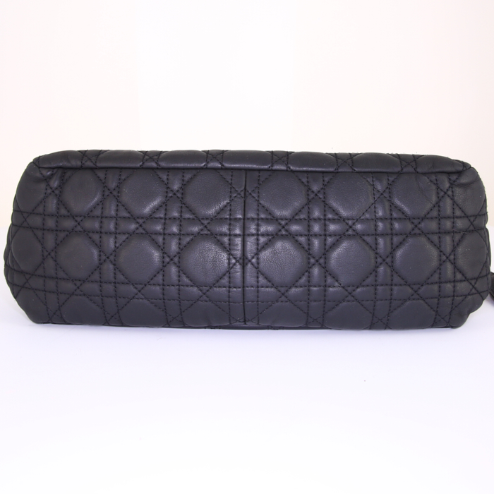 Sac à main Dior Miss Dior en cuir matelassé noir - Detail D4