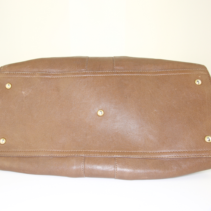Yves Saint Laurent Chyc handbag in brown leather - Detail D4
