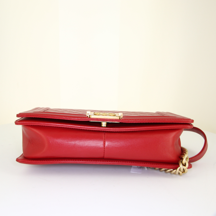 Sac bandoulière Chanel Boy grand modèle en cuir matelassé rouge - Detail D6